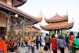 广宁省竹林觉心禅院吸引众多游客。（图片来源：广宁报网）
