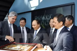 附图：阮春福总理一行参观西门子公司。