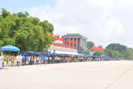 胡志明主席陵墓接待游客量近1.5万人次。（图片来源：越通社）