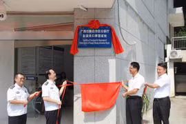 友谊关口岸签证处启动仪式。