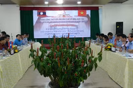 工作会谈全景。（图片来源：quangtri.gov.vn）
