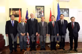 附图：出席2017年东盟驻罗马委员会第1次例行会议的代表合影（图片来源：越通社）