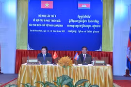 越南政府副总理兼外交部长范平明（左）和柬埔寨副首相兼内务部大臣韶肯（右）