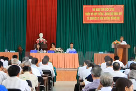 越南国会代表接触同奈省选民。（图片来源：越通社）