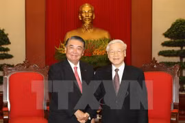越共中央总书记阮富仲（右）与日本国会众议院议长大岛理森。（图片来源：越通社）