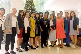 美国妇女代表团对越南《西贡解放报》报社进行工作访问