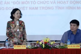 越共中央民运部部长张氏梅(左)在会上发表讲话。（图片来源：越通社） 