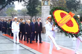 越南党和国家领导人向英烈纪念碑敬献花圈
