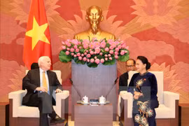 国会主席阮氏金银（右）会见美国联邦参议院军事委员会主席麦凯恩（左）（图片来源：越通社）