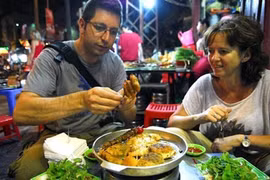 游客们在宵夜街品尝美食。（图片来源：因特网）