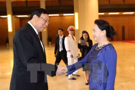越南国会主席阮氏金银（右）和泰国立法议会议长蓬佩。（图片来源：越通社）