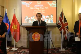 越南驻英大使阮文草在见面会上致辞。