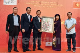 越南画家文阳城向 中国公共外交协会赠​绘画作品。（图片来源：越通社）
