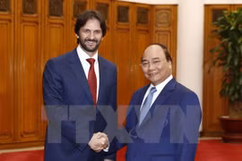 阮春福总理（右）会见斯洛伐克副总理兼内务部部长罗伯特•卡里尼亚克。
