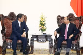政府总理阮春福会见日本驻越大使梅田邦夫。（图片来源：越通社）