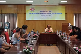 越美协会主席阮心战会见美国高中乔治中学师生代表团。