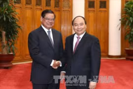 越南政府总理阮春福与柬埔寨副首相兼内政大臣萨肯。（图片来源：越通社）