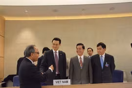 越南代表团与参加联合国人权理事会普遍定期审议工作组第十八​届会议的代表交谈。