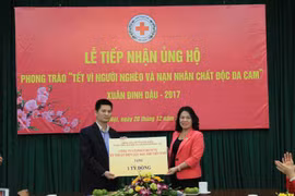 越南红十字会中央委员会​举办“让每个贫困群众和受灾群众都能过一个温暖的春节”捐款活动（图片来源：因特网）