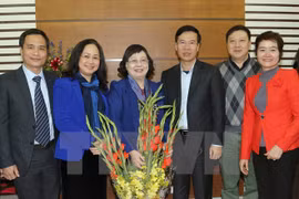 中央宣教部部长武文赏走访慰问人民艺术家周翠琼和她家属（图片来源：越通社）
