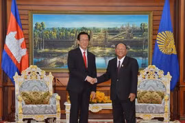 柬埔寨国会主席韩桑林会见即将结束工作任期前来辞行拜的越南驻柬大使石余。