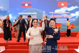 越南国会主席阮氏金银（右图）与老挝国会主席巴妮·亚陶都在越老革命历史遗迹区竣工仪式上。