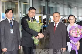 越南国会对外委员会副主任阮孟进赴机场迎接泰国国家立法议会议长蓬佩和夫人。