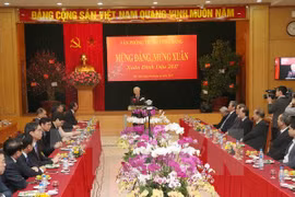 越共中央总书记阮富仲与党中央办公厅干部职员举行见面会。