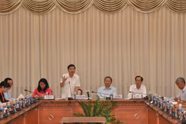 胡志明市人民委员会主席阮成锋要求各行业部门尽力​提高公共管理效益指数（图片来源：因特网）