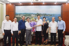 广宁省人民委员会主席阮德龙向该省企业协会执行委员会赠送礼物。