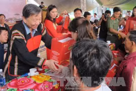 苏林部长向抚优家庭赠送礼物。（图片来源：越通社）