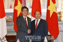 阮春福总理（右）与日本首相安倍晋三。（图片来源：越通社）