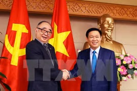 越南政府副总理王廷惠与东盟东亚经济研究中心总裁西村英俊。（图片来源：越通社）