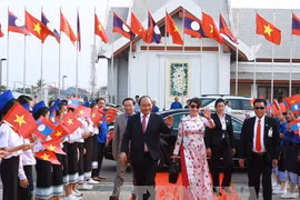 阮春福总理与夫人离开万象瓦岱国际机场，启程回国，圆满结束对老挝进行的正式访问。（图片来源：越通社）