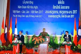 阮春福与老挝总理通伦正式启动2017年越老两国友好团结年。（图片来源：越通社）