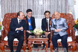 阮春福总理走访慰问老挝人民革命党前主席、老挝前国家主席坎代·西潘敦。