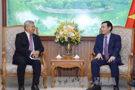 王廷惠（右）会见印尼驻越大使。