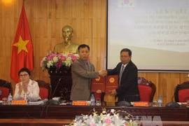 河南省人民委员会主席阮春东（图右）与韩越友好协会主席金京武（图左）