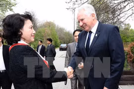 越南国会主席阮氏金银（左）会见匈牙利国会副主席伊什特万•雅各布（右）（图片来源：越通社）