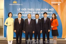 越南政府总理阮春福7日出席越航和捷星太平洋航空公司开通飞往日本大阪府直达航线的新产品推介仪式。
