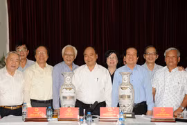 阮春福总理与文艺界人士。