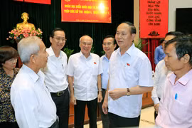 越南国家主席陈大光接待胡志明市选民。