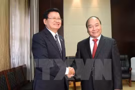 越南政府总理阮春福与老挝总理通论。