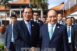 越南政府总理阮春福会见柬埔寨首相洪森。（图片来源：越通社）