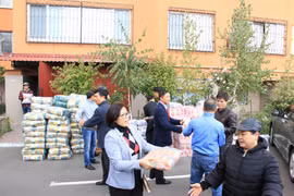 旅乌克兰越南人向乌克兰困难群众提供粮食援助