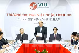 越南政府总理阮春福与日月大学领导及干部举行工作座谈会。（图片来源：越通社）