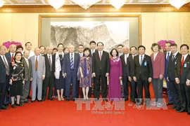 陈大光主席同中国友好人士代表团合影。（图片来源：越通社）