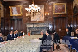 越南共产党代表团会见日本参议院议长伊达忠一。