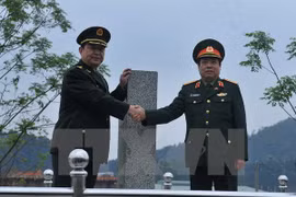 附图：越南国防部长冯光青大将(​图右)与中国国防部长常万全上将(图左)共同主持第​三届越中边境国防友好交流活动（图片来源：越通社）