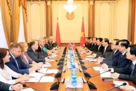 越南国家主席陈大光会见白俄罗斯国民会议代表院主席弗拉基米尔·安德烈琴科（图片来源：越通社）